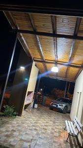 een patio met een auto in een garage bij Complejo Aires del Cielo in San José