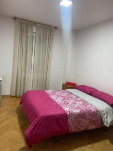 una camera con un letto e una coperta viola di Ávila Kat ad Ávila