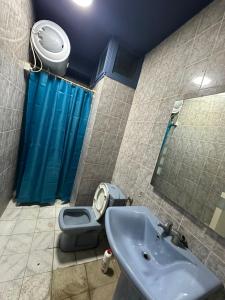 Et badeværelse på Tirana Blloku Vibes Hostel + 60 billeder