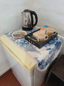 a table with a tea kettle and cups on it at Cielo Serrano VCP in Villa Carlos Paz