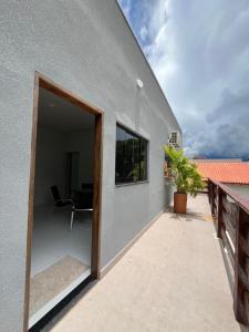 een open deur naar een balkon met een bureau bij Alphaville Pousada e Hostel in Bonito +11 foto's