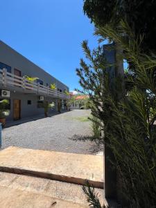 een binnenplaats van een gebouw met een loopbrug bij Alphaville Pousada e Hostel in Bonito