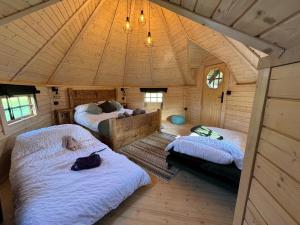 een slaapkamer met 2 bedden in een houten huis bij Press Brook Park in Clay Cross