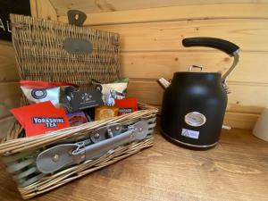 een mand met een theepot en wat eten bij Press Brook Park in Clay Cross
