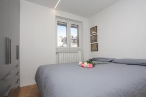 a bedroom with a bed with a bouquet of flowers on it at Ski Gate - Main Street by Cervino View Experience in Breuil-Cervinia