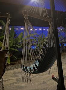 een hangmat in een kamer met uitzicht op de oceaan bij Raya in Matapalo +19 foto's