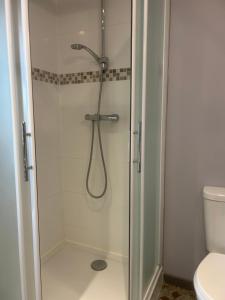 eine Dusche mit Glastür im Badezimmer in der Unterkunft Studio avec grande terrasse in Saint-Valéry-en-Caux + 8 Fotos