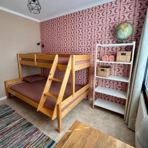 En eller flere senge i et værelse på Holiday Home Skoaffär