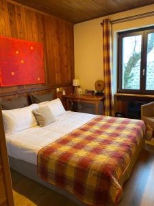 Giường trong phòng chung tại Hotel Auberge Edelweiss