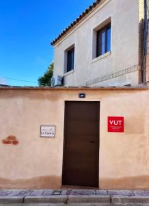 un edificio con una porta e un cartello sopra di Casa de La Canita a Guadamur