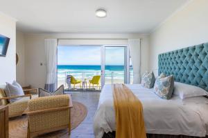 ein Schlafzimmer mit Bett und Meerblick in der Unterkunft Dune Beach House in Wilderness