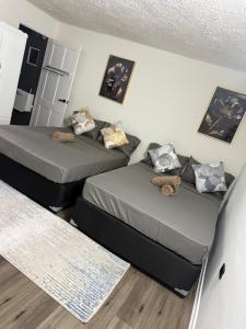 2 letti in una camera con di La Aurelia Resort a Lowlands