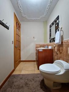 een badkamer met toilet en wastafel bij Casa de Alondras in Panajachel +28 foto's