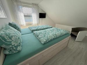 En eller flere senge i et værelse på FeWo LiLo