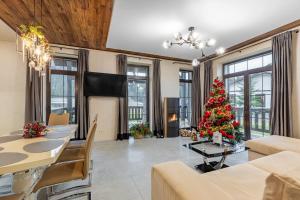 een woonkamer met een kerstboom in het midden bij Greitser Elit Chalet in Boekovel
