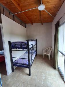 a room with two bunk beds and a ceiling at Casa de campo Pajarito in San Fernando del Valle de Catamarca
