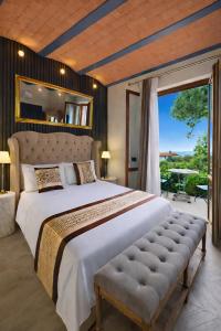 En eller flere senge i et værelse på Ermes Suite Collection