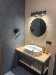 een badkamer met een wastafel en een spiegel bij Rusiński Raj - Domki in Bukowina Tatrzańska +6 foto's