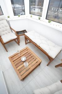 a living room with a couch and a coffee table at Apartament la munte in Topliţa