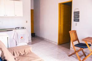 een woonkamer met een tafel en een houten deur bij Chalé Azul Aurora in Manhã +9 foto's