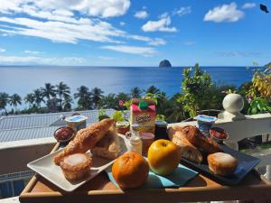 un vassoio di cibo su un tavolo con vista sull'oceano di Pause tropicale a Le Diamant