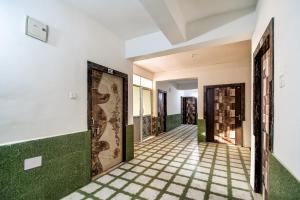 un corridoio di un edificio con porte e piastrelle di Hotel O Creation Premium a Jamshedpur