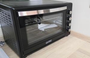 een zwarte broodrooster met open deur bij One Old Creamery in Sandhead