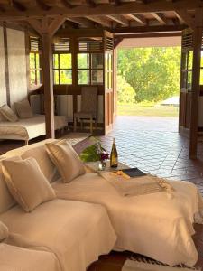 En eller flere senge i et værelse på Bungalow Nature Plage Surf Helleux