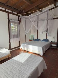 En eller flere senge i et værelse på Bungalow Nature Plage Surf Helleux + 4 billeder