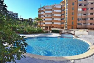 a large swimming pool in front of a building at Apartamento Carles Buïgas in Salou