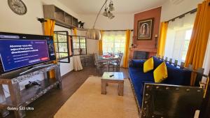 een woonkamer met een blauwe bank en een tafel bij L'oasis de paix in Aït Amara