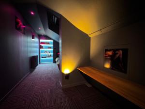 a room with a hallway with a light on the wall at L' Instant Se Crée in Oignies