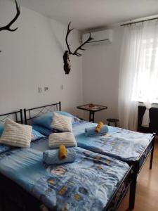 Schlafzimmer mit einem Bett mit blauer Bettwäsche und Kissen in der Unterkunft Seba in Jugów + 2 Fotos