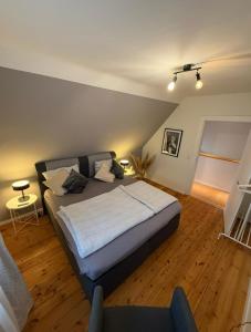 een slaapkamer met een groot bed in een kamer bij Geräumige Wohnfühloase mit 3 Schlafzimmern in Garbsen