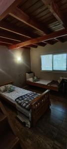 een kamer met een groot bed en een raam bij El sauce solo familia in Mar del Plata