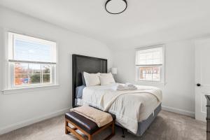 Postel nebo postele na pokoji v ubytování 1 min to DC 8 beds sleeps 16 with yard and parking