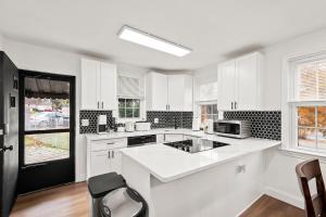 Kuchyň nebo kuchyňský kout v ubytování 1 min to DC 8 beds sleeps 16 with yard and parking