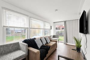 TV a/nebo společenská místnost v ubytování 1 min to DC 8 beds sleeps 16 with yard and parking