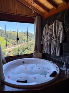 En generel udsigt til bjerge eller udsigt til bjerge taget fra kroen