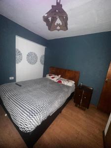 een slaapkamer met een bed met een zwart-wit dekbed bij Jacaranda 3 in Agua de Oro