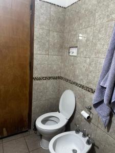 een badkamer met toilet en wastafel bij Jacaranda 3 in Agua de Oro +4 foto's