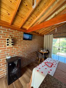 Et tv og/eller underholdning på Pousada da Cachoeira - Chalé Refúgio nas Montanhas