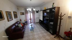 ein Wohnzimmer mit Sofa und Fernseher in der Unterkunft Casa Kelly in Luni