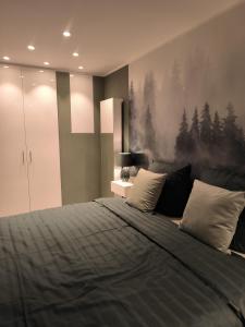 ein Schlafzimmer mit einem Bett und einem Gemälde an der Wand in der Unterkunft Harz High End Fewo Stefanie 4 Sterne DTV in Goslar