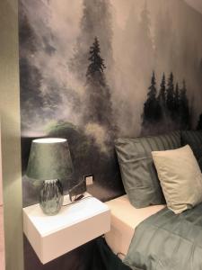 ein Wohnzimmer mit einer Couch und einem Tisch mit einer Lampe in der Unterkunft Harz High End Fewo Stefanie 4 Sterne DTV in Goslar