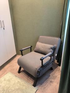 einen Stuhl mit Kissen in einem Zimmer in der Unterkunft Harz High End Fewo Stefanie 4 Sterne DTV in Goslar