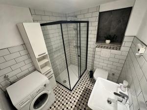 een badkamer met een douche, een toilet en een wastafel bij Seeblick Hotel-Ferienhaus- Obermaubach in Kreuzau