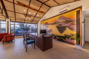 TV a/nebo společenská místnost v ubytování jüSTa Luxé - Highpoint Jawai