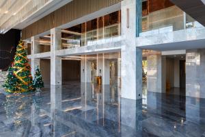 een kerstboom in het midden van een gebouw bij Maritztel Bangkok Hotel in Ban Bang Toei (1)