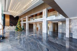 een kerstboom in de lobby van een gebouw bij Maritztel Bangkok Hotel in Ban Bang Toei (1)